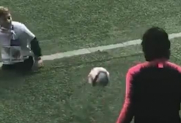 VIDEO: Xúc động hình ảnh Cavani chơi bóng với cậu bé khuyết tật