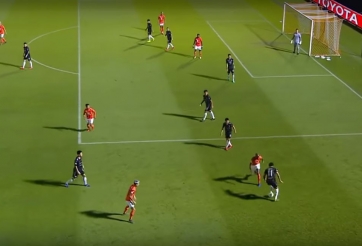 Văn Lâm thủng lưới vì pha xử lý ngớ ngẩn của Adisak Kraisorn