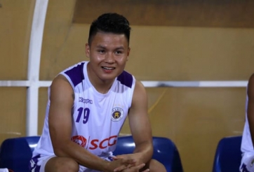 VIDEO: Quang Hải nghịch bóng, 'thèm' nhìn đồng đội chơi bóng