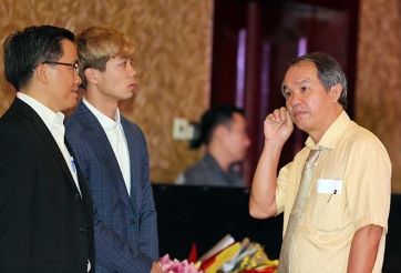 Để vươn xa, bầu Đức nên bán đứt Công Phượng?