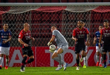 Văn Lâm phản xạ như 'người nhện' giúp Muangthong giành 3 điểm quý giá