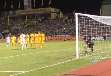 VIDEO: Siêu phẩm sút phạt của Xuân Trường, không có trên truyền hình