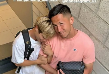 Công Phượng đóng vai thiếu nữ, nũng nịu bên đồng đội