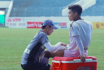 Văn Thanh chấn thương, rời sân ngay giữa trận đấu