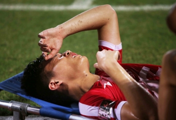 Hoàng Đức vật vã đau đớn vì chấn thương sau trận đấu của Viettel