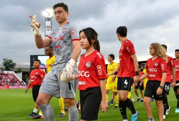 Văn Lâm và đồng đội tìm lại niềm vui sau trận thắng đậm Suphanburi