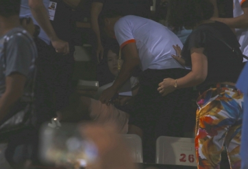 VIDEO: CĐV Hà Nội nhập viện vì quả pháo sáng của Nam Định