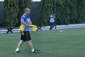 Thầy Park, thầy Lee cặm cụi nhặt đồ trông 'đàn con' tập luyện