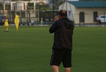 Thầy Park giãy nảy khi thấy Tiến Dũng chuyền bóng