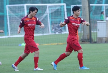 VIDEO: Công Phượng tíu tít không rời Tuấn Anh nửa bước ở ngày đầu lên tuyển