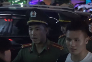 VIDEO: Cảnh sát hộ tống Quang Hải khi đám đông vây hãm