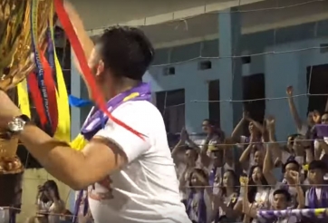 VIDEO: Màn nâng cúp vô địch rất đặc biệt của CLB Hà Nội 