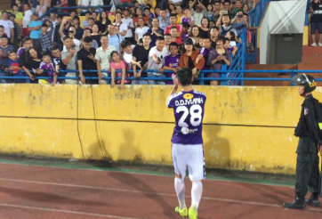 VIDEO: Duy Mạnh được CĐV vây đón như 'Idol'
