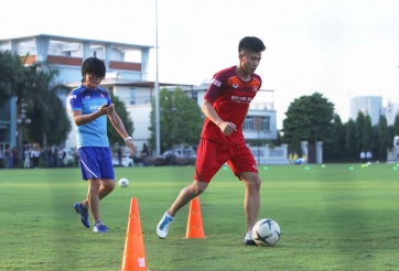 VIDEO: Văn Đức tâng bóng cực khó dù mới bình phục chấn thương