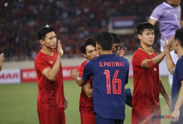 Tuấn Anh dành cái ôm đặc biệt đến một cầu thủ Thái Lan