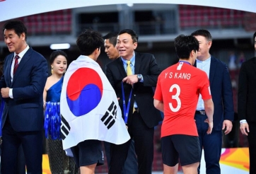 PCT Trần Quốc Tuấn đại diện AFC trao cúp vô địch U23 châu Á