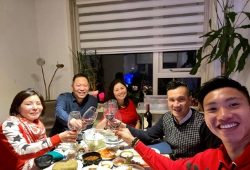 Văn Hậu nhận món quà đặc biệt tại Hà Lan