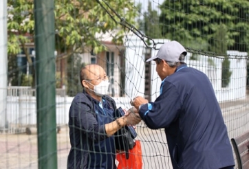 HLV Park Hang Seo đeo khẩu trang bắt tay đồng nghiệp