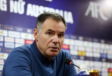 HLV Australia chê điều kiện thi đấu ở Việt Nam