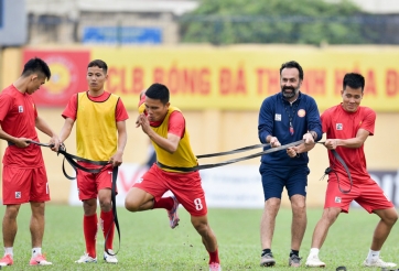 HLV người Ý thị phạm bài tập độc lạ cho cầu thủ Thanh Hóa