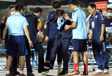 Từ chối bắt tay, HLV Thanh Hóa chào nhau bằng chân ở V-League