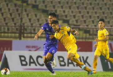 'Mặt cỏ sân Vinh có thể khiến Văn Đức tái phát chấn thương'