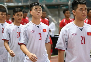 Văn Quyết: 'Đây là thời điểm khó khăn với Duy Mạnh và Đình Trọng'