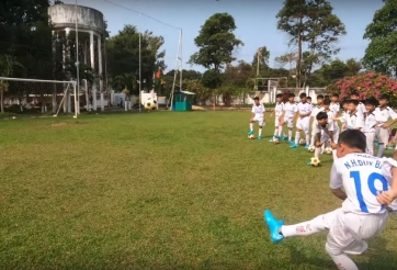 VIDEO: Thử thách đàn em Công Phượng sút xà ngang và cái kết không tưởng