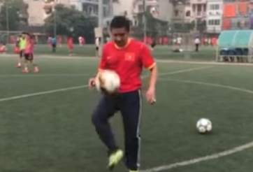 VIDEO: Cựu danh thủ Hồng Sơn trổ tài 'làm xiếc' với trái bóng