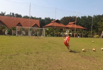 VIDEO: Tài năng trẻ học viện HAGL sút bóng như 'Ronaldo nhập'