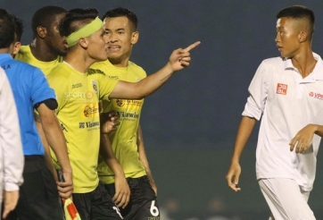 Quang Hải có đáng bị chỉ trích vì cái 'chỉ tay' vào cậu bé khiêng cáng?