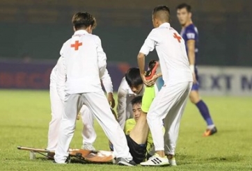 'Cầu thủ Hà Nội bị ném lên cáng' dính chấn thương nặng
