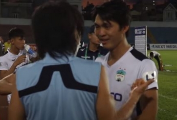 VIDEO: Bác sĩ Choi tận tình xuống sân hỏi thăm sức khỏe Tuấn Anh