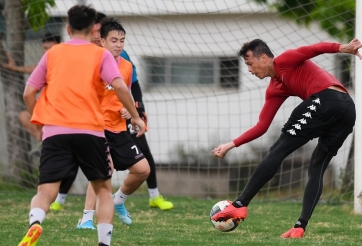 Hết người, Hà Nội cho thủ môn Tấn Trường lên đá tiền đạo