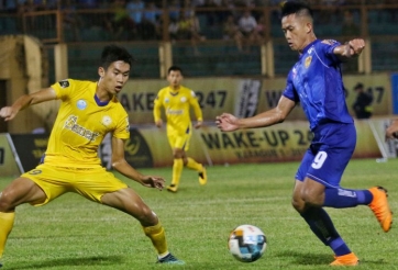 Quảng Nam đánh bại SLNA bằng bàn thắng gây tranh cãi