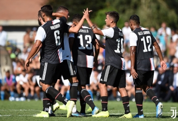 Các tân binh Juventus đua nhau phản lưới nhà