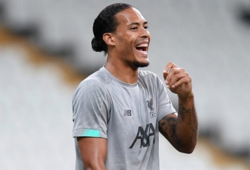 Van Dijk tạo đủ dáng ngộ nghĩnh bên Siêu cup châu Âu