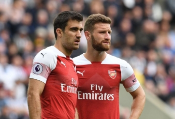 Arsenal sắp bán hậu vệ giỏi hơn Maguire