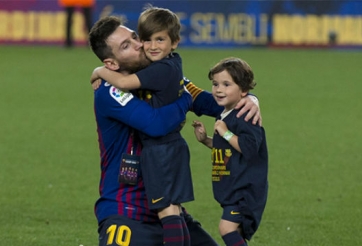Con trai Messi lại 'phản bội' cha