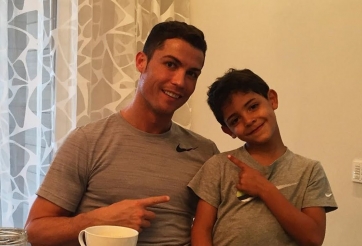 Ronaldo nháy mắt, chu môi cực đáng yêu