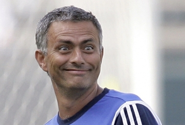 Arsenal đối đầu Tottenham kịch tính, Mourinho lại bảo 'hài'