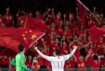 CĐV Trung Quốc nức lòng vì cử chỉ yêu nước của sao nhập tịch