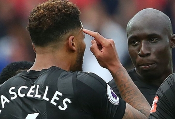 VIDEO: Cầu thủ Ngoại hạng Anh đỡ bóng lỗi thành bàn siêu phẩm