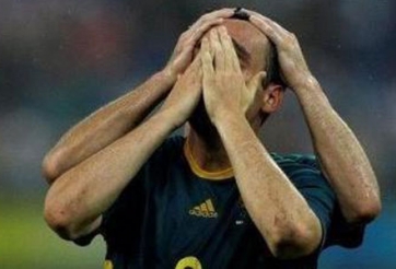 VIDEO: Cầu thủ phản lưới nhà trong tư thế 'khó đỡ'