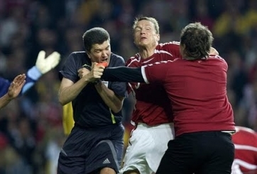 VIDEO: Trọng tài và cầu thủ lao vào đánh nhau sau chiếc thẻ đỏ