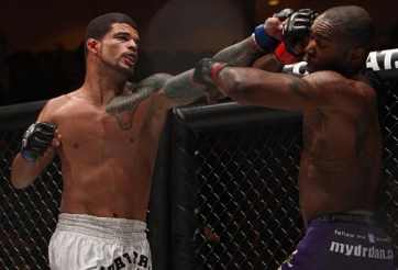 VIDEO: Được 'tiếp đạn' giữa trận, võ sĩ MMA vẫn bị hạ đo ván