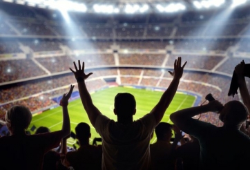 VIDEO: CĐV ăn mừng bất chấp làm đau vết thương