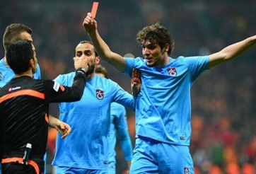 VIDEO: Trọng tài nhận thẻ đỏ, bị cầu thủ đuổi khỏi sân