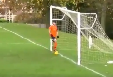 VIDEO: Hậu vệ 'nhả bóng' cho thủ môn, cả đội ôm hận