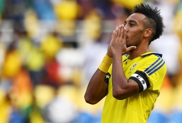 VIDEO: Aubameyang bị 'sao xịt' Ngoại hạng Anh làm mất mặt